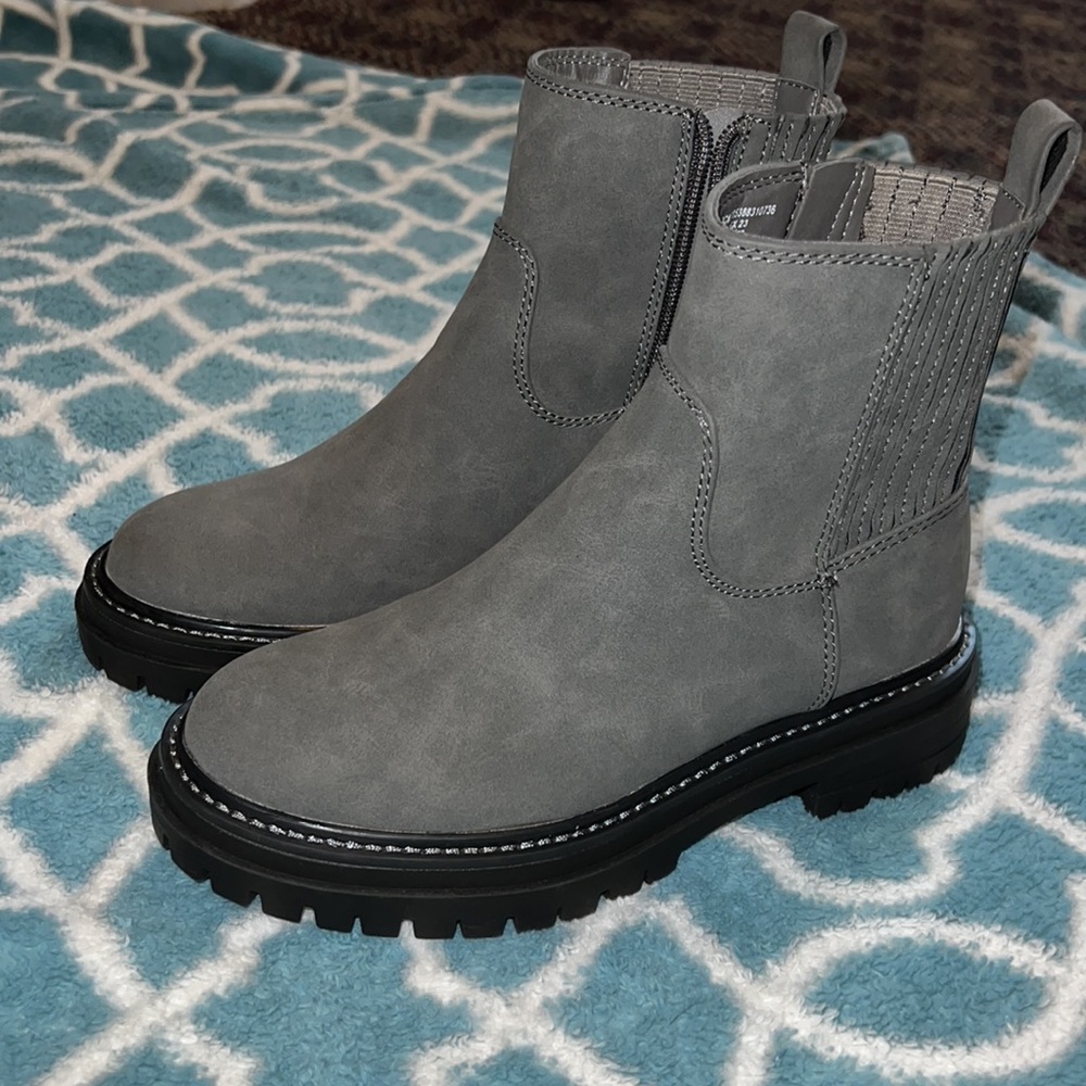 time and tru boots like new size 6